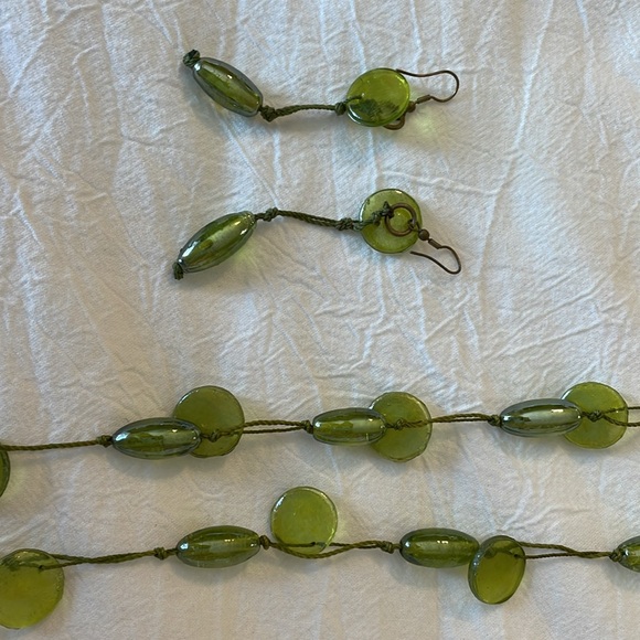 Vintage Costume Jewelry.  Necklace and earrings set. - Picture 3 of 5